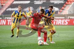 3. Liga - FC Ingolstadt 04 - Eintracht Braunschweig - Dennis Eckert Ayensa (7, FCI) Stephan Fürstner (8 Braunschweig)