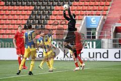 3. Liga - FC Ingolstadt 04 - Eintracht Braunschweig - Torwart Marcel Engelhardt (1 Braunschweig) hält den Ball von Dennis Eckert Ayensa (7, FCI) Stefan Kutschke (30, FCI) Steffen Nkansah (6 Braunschweig) Stephan Fürstner (8 Braunschweig)