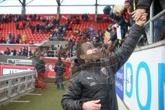 3. Fußball-Liga - Saison 2019/2020 - FC Ingolstadt 04 - Carl Zeiss Jena - Die Spieler bedanken sich bei den Fans nach dem Spiel -Peter Kurzweg (#16,FCI) - Foto: Meyer Jürgen