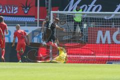 3. Fußball-Liga - Saison 2019/2020 - FC Ingolstadt 04 - Hallescher FC - Pascal Sohm (#9 HFC) - Torwart Fabijan Buntic (#24,FCI)  - Foto: Meyer Jürgen