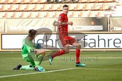 3. Liga - FC Ingolstadt 04 - 1. FC Magdeburg - Maximilian Thalhammer (6, FCI) scheitert an Torwart Behrens Morten (12 Magdeburg)