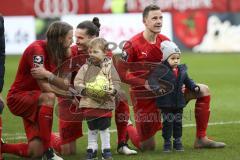 Im Bild: Bjørn Paulsen (#4 FC Ingolstadt) Kotzke Jonathan (#25 FC Ingolstadt) Marcel Gaus (#19 FC Ingolstadt) mit ihren Kindern

Fussball - 3. Bundesliga - Ingolstadt - Saison 2019/2020 - FC Ingolstadt 04 - M1. FC Kaiserlautern - 01.02.2020 -  Foto: Ral