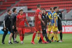 3. Liga - FC Ingolstadt 04 - Eintracht Braunschweig - Jalen Hawkins (20 FCI) und Stefan Kutschke (30, FCI) nach dem Spiel