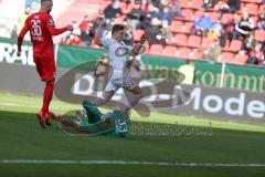 3. Fußball-Liga - Saison 2019/2020 - FC Ingolstadt 04 - Victoria Köln - Dennis Eckert Ayensa (#7,FCI)  einen Schritt zu spät - Andre Weiss Torwart Köln - Foto: Meyer Jürgen