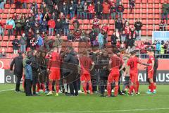 3. Liga - Fußball - FC Ingolstadt 04 - FSV Zwickau - Spiel ist aus Sieg 4:2, Mannschaft vor den Fans mit Cheftrainer Jeff Saibene (FCI)