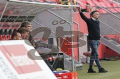 3. Liga - FC Ingolstadt 04 - Eintracht Braunschweig - Cheftrainer Tomas Oral (FCI) beobachtet