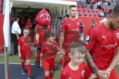 Im Bild: Maximilian Wolfram (#8 FCI) läuft mit einem Kind ins Stadion

Fussball - 3. Bundesliga - Ingolstadt - Saison 2019/2020 - FC Ingolstadt 04 - MSV Duisburg - 27.07.2019 -  Foto: Ralf Lüger/rsp-sport.de