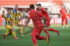 3. Liga - FC Ingolstadt 04 - Eintracht Braunschweig - Maximilian Thalhammer (6, FCI) will durch die Abwehr