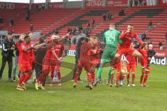 3. Fußball-Liga - Saison 2019/2020 - FC Ingolstadt 04 - 1.FC Kaiserslautern - Die Spieler nach dem Spiel - jubel - Foto: Meyer Jürgen