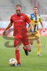 3. Liga - FC Ingolstadt 04 - Eintracht Braunschweig - Maximilian Beister (10, FCI) wird verfolgt