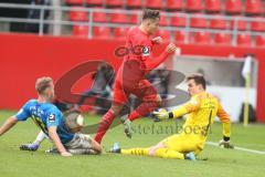 3. Fußball-Liga - Saison 2019/2020 - FC Ingolstadt 04 - Carl Zeiss Jena - Dennis Eckert Ayensa (#7,FCI)  - Flemming Niemann Torwart (#1 Jena) - Pierre Fassnacht (#17 Jena) - Foto: Meyer Jürgen