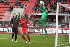 3. Liga - Fußball - FC Ingolstadt 04 - FSV Zwickau - Torwart Johannes (1 Zwickau) fängt vor Tobias Schröck (21, FCI)