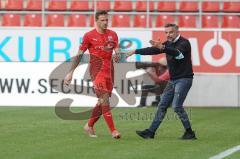 3. Liga - FC Ingolstadt 04 - Eintracht Braunschweig - Cheftrainer Tomas Oral (FCI) erklärt Marcel Gaus (19, FCI)