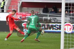 3. Liga - Fußball - FC Ingolstadt 04 - FSV Zwickau - Dennis Eckert Ayensa (7, FCI) gegen Torwart Johannes (1 Zwickau)