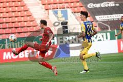 3. Liga - FC Ingolstadt 04 - Eintracht Braunschweig - 
fc19
will den Ball über Torwart Marcel Engelhardt (1 Braunschweig) lupfen, Danilo Wiebe (23 Braunschweig)