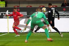 3. Liga - Fußball - FC Ingolstadt 04 - FSV Zwickau - Dennis Eckert Ayensa (7, FCI) Torwart Johannes (1 Zwickau) auf der Hut
