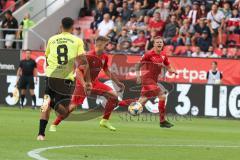 3. Liga - Fußball - FC Ingolstadt 04 - Würzburger Kickers - Dave Gnaase (8 Würzburg) Patrick Sussek (37, FCI) Marcel Gaus (19, FCI)