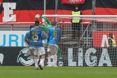 3. Liga - FC Ingolstadt 04 - Carl Zeiss Jena - Torwart Fabijan Buntic (24, FCI) hält den Ball Ole Käuper (6 Jena) Justin Schau (25 Jena)