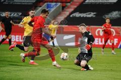 3. Liga - FC Ingolstadt 04 - SV Waldhof Mannheim - Torchance nicht genutzt Dennis Eckert Ayensa (7, FCI) gegen Torwart Königsmann Timo (1 Mannheim)