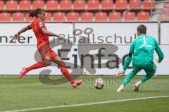 3. Liga - FC Ingolstadt 04 - FC Bayern Amateure - Caniggia Ginola Elva (14, FCI) Zweikampf mit Torwart Ron-Thorben Hoffmann (1 FCB)