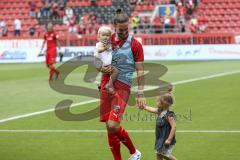 Im Bild: Kotzke Jonathan (#25 FCI) mit seinen Kindern

Fussball - 3. Bundesliga - Ingolstadt - Saison 2019/2020 - FC Ingolstadt 04 - MSV Duisburg - 27.07.2019 -  Foto: Ralf Lüger/rsp-sport.de