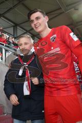 3. Fußball-Liga - Saison 2019/2020 - FC Ingolstadt 04 - 1.FC Kaiserslautern - Thomas Keller (#27,FCI)  bei den Fans - Foto: Jürgen Meyer