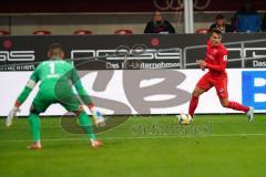 3. Liga - Fußball - FC Ingolstadt 04 - FSV Zwickau - Dennis Eckert Ayensa (7, FCI) Torwart Johannes (1 Zwickau) auf der Hut