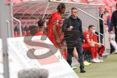 3. Liga - FC Ingolstadt 04 - FC Bayern Amateure - Cheftrainer Tomas Oral (FCI) bei den Spielern Caniggia Ginola Elva (14, FCI)