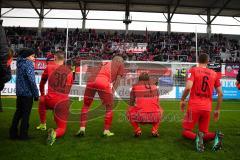 3. Liga - Fußball - FC Ingolstadt 04 - FSV Zwickau - Die Spieler vor den Fans, Kurve, Humba, Tanz, Stefan Kutschke (30, FCI) Nico Antonitsch (5, FCI) Björn Paulsen (4, FCI) Maximilian Thalhammer (6, FCI)