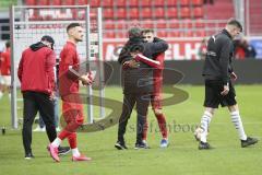 Im Bild: Jeff Saibene (Cheftrainer FC Ingolstadt) umarmt Dennis Ayensa Eckert (#7 FC Ingolstadt)

Fussball - 3. Bundesliga - Ingolstadt - Saison 2019/2020 - FC Ingolstadt 04 - M1. FC Kaiserlautern - 01.02.2020 -  Foto: Ralf Lüger