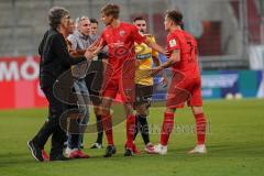 3. Liga - FC Ingolstadt 04 - SV Waldhof Mannheim - Spiel ist aus, Streit Dennis Eckert Ayensa (7, FCI), Co-Trainer Mark Fotheringham (FCI) und Direktor Sport Michael Henke (FCI) wollen schlichten, mitte Filip Bilbija (35, FCI)