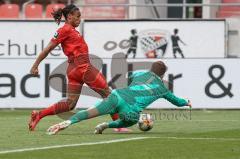 3. Liga - FC Ingolstadt 04 - FC Bayern Amateure - Caniggia Ginola Elva (14, FCI) Zweikampf mit Torwart Ron-Thorben Hoffmann (1 FCB)