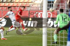 3. Liga - FC Ingolstadt 04 - 1. FC Magdeburg - Schuß auf das Tor Dennis Eckert Ayensa (7, FCI) Gjasula Jurgen (10 Magdeburg) Torwart Behrens Morten (12 Magdeburg)