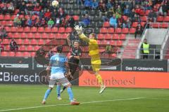 3. Fußball-Liga - Saison 2019/2020 - FC Ingolstadt 04 - Chemnitzer FC - Stefan Kutschke (#30,FCI)  - Jakubov Jakub Torwart (#1 Chemnitz) - Hoheneder Niklas (#3 Chemnitz) - Foto: Meyer Jürgen