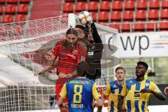 3. Liga - FC Ingolstadt 04 - Eintracht Braunschweig - Eckbal Ecke, Björn Paulsen (4, FCI) Stefan Kutschke (30, FCI) Torwart Marcel Engelhardt (1 Braunschweig) hält