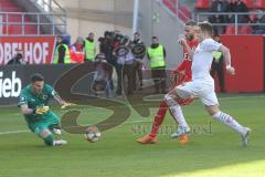 3. Fußball-Liga - Saison 2019/2020 - FC Ingolstadt 04 - Victoria Köln - Dennis Eckert Ayensa (#7,FCI) kommt einen Schritt zu spät -  Andre Weiss Torwart Köln Foto: Meyer Jürgen