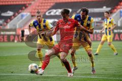 3. Liga - FC Ingolstadt 04 - Eintracht Braunschweig - Dennis Eckert Ayensa (7, FCI) Stephan Fürstner (8 Braunschweig)