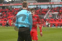 3. Fußball-Liga - Saison 2019/2020 - FC Ingolstadt 04 - FSV Zwickau - Dennis Eckert Ayensa (#7,FCI) reklamiert beim Schiedrichter - Foto: Meyer Jürgen