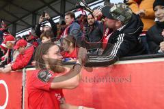 3. Fußball-Liga - Saison 2019/2020 - FC Ingolstadt 04 - 1.FC Kaiserslautern - Nico Antonitsch (#5,FCI)   bedankt sich bei den Fans  -Foto: Jürgen Meyer