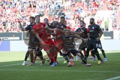 Im Bild: Stefan Kutschke (#30 FC Ingolstadt) mit dem Kopfball unter Bedrängniss

Fussball - 3. Bundesliga - Ingolstadt - Saison 2019/2020 - FC Ingolstadt 04 - Hallescher FC - 15.09.2019 -  Foto: Ralf Lüger