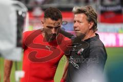 3. Liga - Fußball - FC Ingolstadt 04 - Würzburger Kickers - Cheftrainer Jeff Saibene (FCI) gratuliert Fatih Kaya (9, FCI) Torschütze 1:0