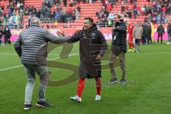 3. Liga - Fußball - FC Ingolstadt 04 - FSV Zwickau - Spiel ist aus, Vorsitzender des Vorstandes Peter Jackwerth (FCI) gratuliert Doppeltorschütze Dennis Eckert Ayensa (7, FCI) rechts Pressesprecher Oliver Samwald (FCI)