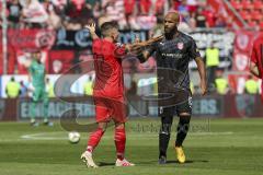 Im Bild: T. Boyd (#13 HSC) würgt Patrick Sussek (#37 FC Ingolstadt) am Hals und sieht dafür die gelbe Karter

Fussball - 3. Bundesliga - Ingolstadt - Saison 2019/2020 - FC Ingolstadt 04 - Hallescher FC - 15.09.2019 -  Foto: Ralf Lüger