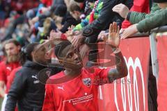 3. Fußball-Liga - Saison 2019/2020 - FC Ingolstadt 04 - 1.FC Kaiserslautern - Frederic Ananou (#2,FCI) bedankt sich bei den Fans - Foto: Jürgen Meyer