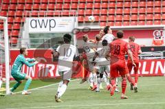 3. Liga - FC Ingolstadt 04 - FC Bayern Amateure - Torwart Ron-Thorben Hoffmann (1 FCB) Björn Paulsen (4, FCI) am Ball Kopfball