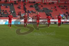 3. Fußball-Liga - Saison 2019/2020 - FC Ingolstadt 04 - 1.FC Kaiserslautern - Die Spieler laufen zum warm machen auf das Spielfeld - Foto: Meyer Jürgen