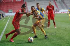 3. Liga - FC Ingolstadt 04 - Eintracht Braunschweig - Caniggia Ginola Elva (14, FCI) gegen Steffen Nkansah (6 Braunschweig)