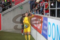 3. Liga - FC Ingolstadt 04 - FC Ingolstadt 04 - SV Meppen - Torwart Fabijan Buntic (#24,FCI) bedankt sich bei den Fans - Foto: Stefan Bösl