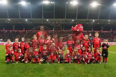 3. Liga - FC Ingolstadt 04 - 1860 München - Einlaufkinder mit Schanzi Maskottchen