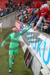 3. Fußball-Liga - Saison 2019/2020 - FC Ingolstadt 04 - Carl Zeiss Jena - Die Spieler bedanken sich bei den Fans nach dem Spiel -Torwart Fabijan Buntic (#24,FCI) - Foto: Meyer Jürgen